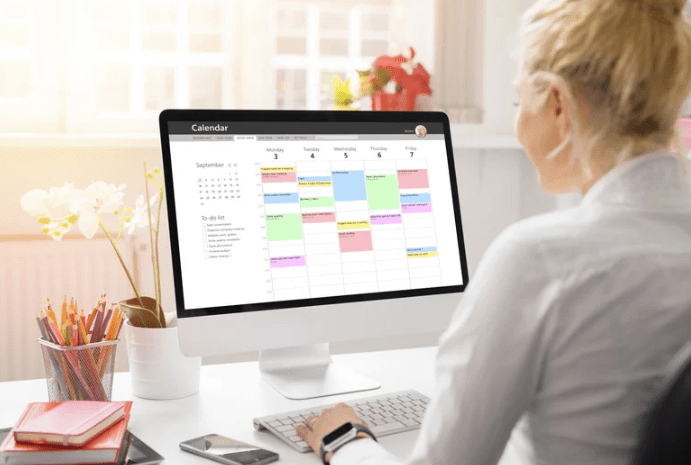 Gambar seseorang sedang mencatat jadwal untuk memulai kebiasaan baru yang produktif.
