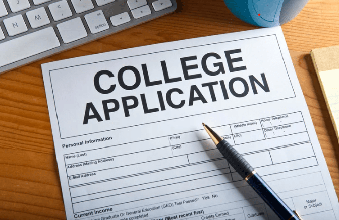 Gambar mahasiswa sedang mempersiapkan dokumen aplikasi untuk masuk PTS.