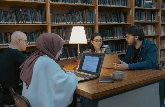 Gambar mahasiswa internasional belajar di perpustakaan universitas di China.