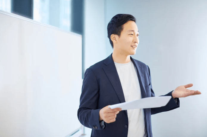 Gambar seseorang berlatih cara lancar speaking Bahasa Inggris.