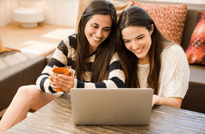 Gambar pelajar mencari referensi negara terbaik untuk kuliah di luar negeri.