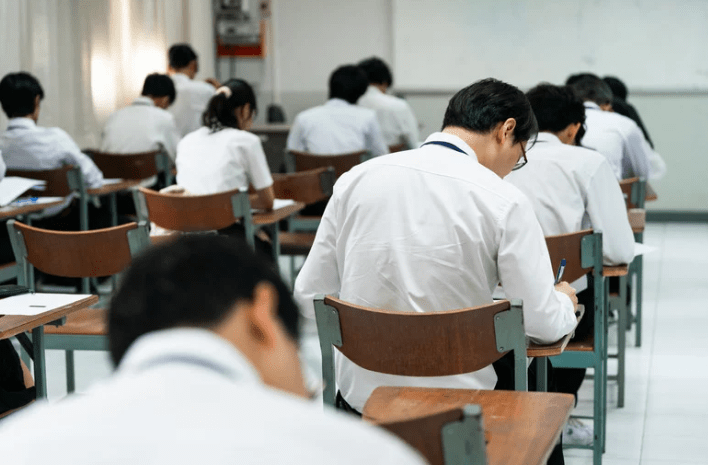 Gambar pelajar mengerjakan tes IELTS dan cari tahau peran penting IELTS untuk studi.