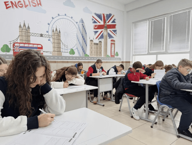 Gambar pelajar mengerjakan perbedaan TOEFL dan IELTS.