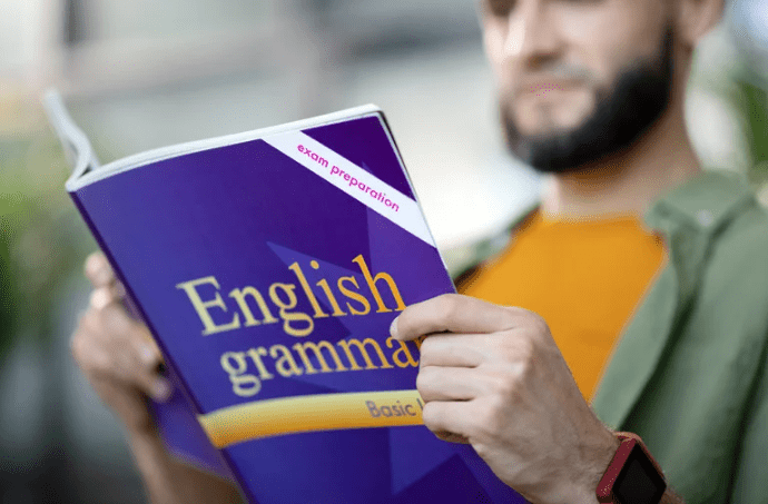 Gambar siswa belajar grammar Bahasa Inggris dengan buku.