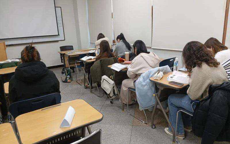 gambar siswa sedang belajar bahasa korea