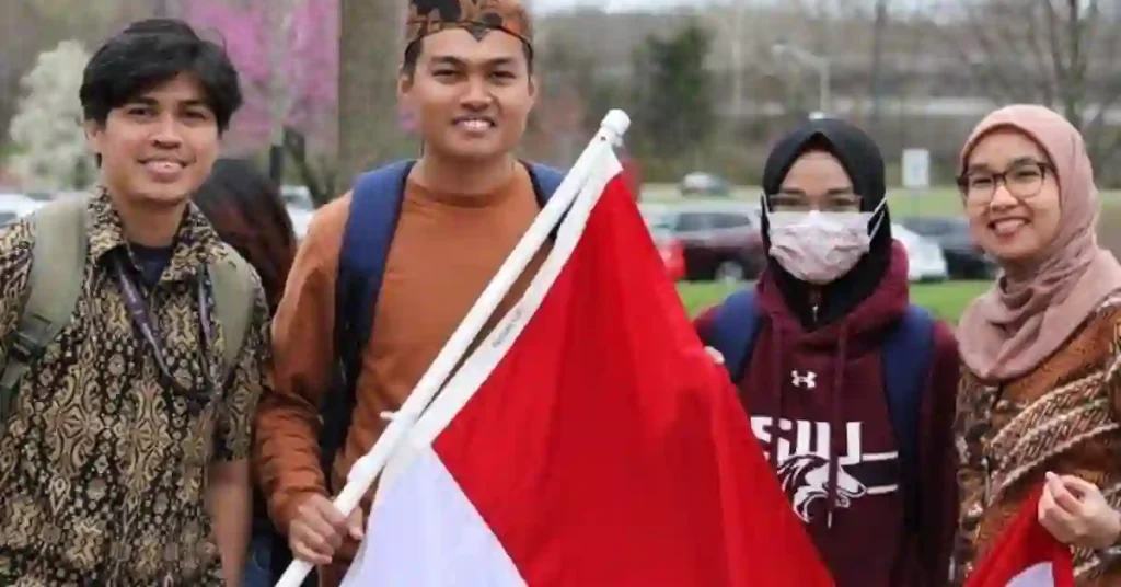 Parlaungan Iffah Nasution (dua dari kiri pakai odheng Madura) saat berada di Georgia State University, Amerika Serikat.