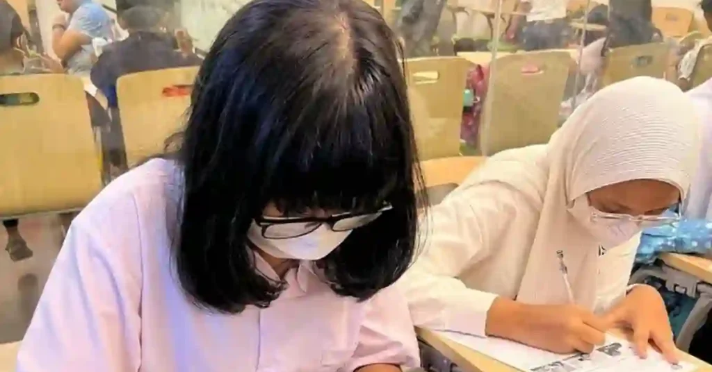 Ilustrasi siswa mengerjakan tes kemampuan bahasa Inggris grammar adalah