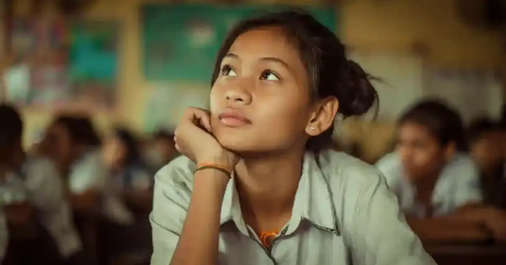 sorang siswi berfikir definisi dasar dalam penggunaan do does did.