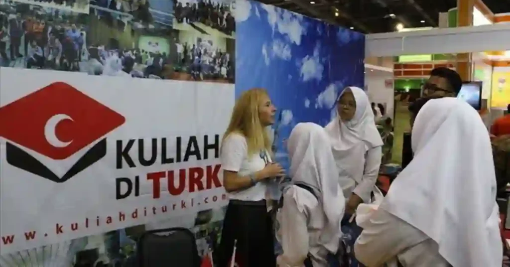 Para pengunjung menunjukkan ketertarikan pada universitas-universitas di Turki di "Pameran Pendidikan Internasional " dan turkiye burslari scholarship